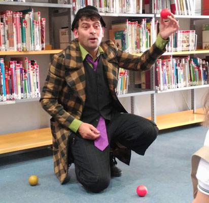 Imagen La hora del cuento con Tilo - La montaña de libros más alta del mundo