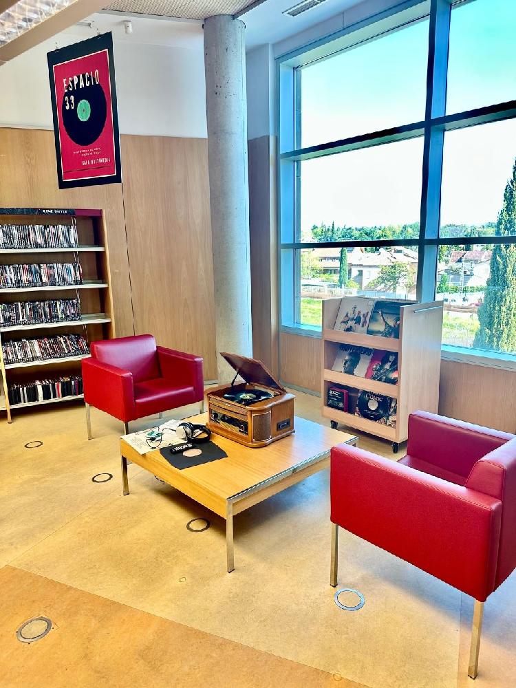Imagen La Biblioteca Municipal de Majadahonda estrena “Espacio 33”, una zona reservada a los amantes de los vinilos